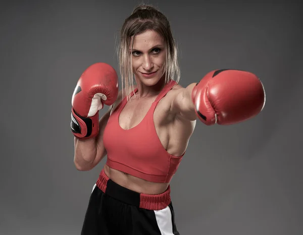 Boxeador Femenino Con Entrenamiento Guantes Rojos Plano Estudio Sobre Fondo —  Fotos de Stock