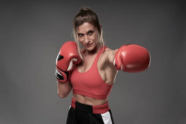 女拳击手 受过红手套训练 在灰色背景下拍摄 — 图库照片