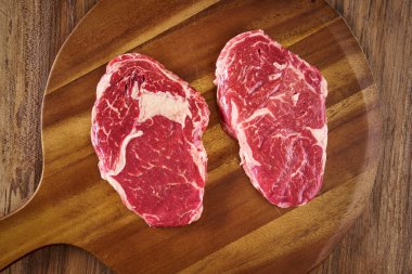 Tahta üzerinde çiğ İrlanda bifteği.