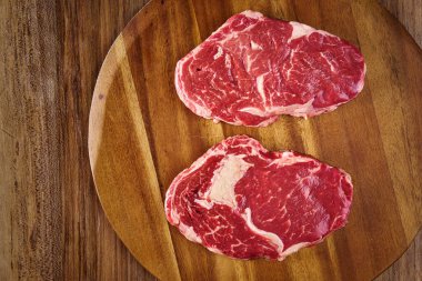 Tahta üzerinde çiğ İrlanda bifteği.