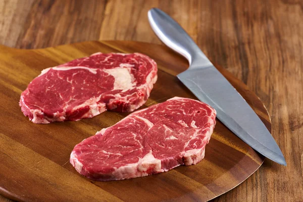 Raw Irish Beef Steak Wooden Chopping Board — Stock Photo, Image