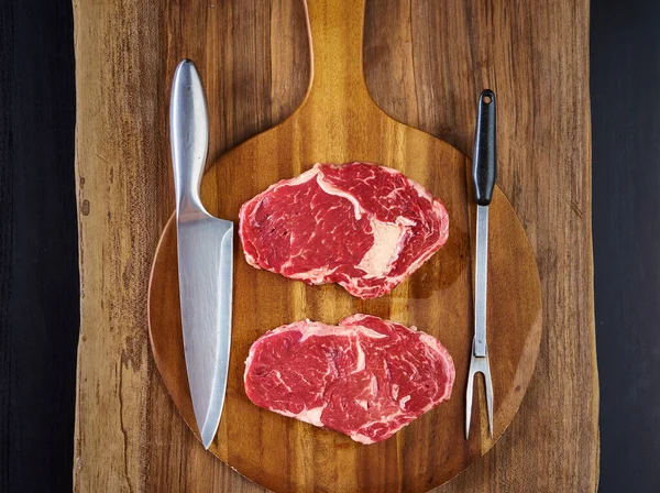 Raw Irish Beef Steak Wooden Chopping Board — Stock Photo, Image