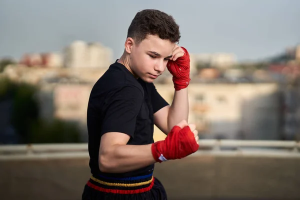 Joven Adolescente Kickboxer Entrenamiento Combate Techo Con Edificios Fondo Guerrero — Foto de Stock