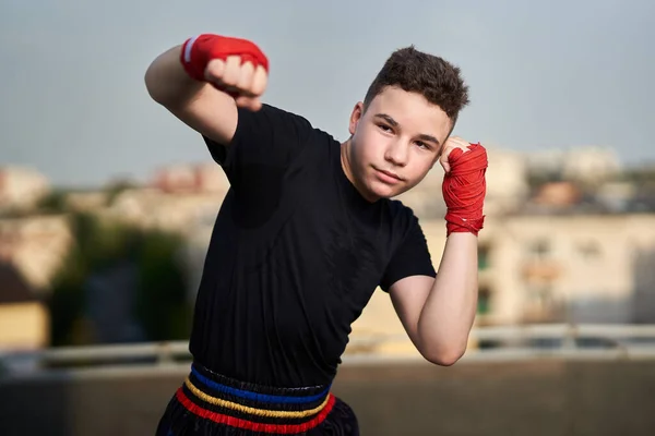 Mladý Teenage Kickboxer Bojovník Trénink Střeše Budovami Pozadí Městský Bojovník — Stock fotografie