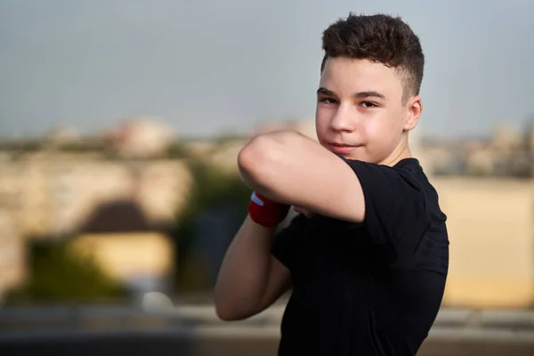Joven Adolescente Kickboxer Entrenamiento Combate Techo Con Edificios Fondo Guerrero —  Fotos de Stock