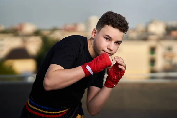 Νεαρός Έφηβος Kickboxer Εκπαίδευση Μαχητής Στην Οροφή Κτίρια Στο Παρασκήνιο — Φωτογραφία Αρχείου
