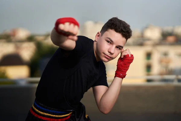 Junge Jugendliche Kickboxer Trainieren Auf Dem Dach Mit Gebäuden Hintergrund — Stockfoto