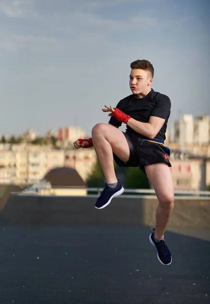 Young Teenage Kickboxer Fighter Training Roof Buildings Background Urban Warrior — Stock Photo, Image