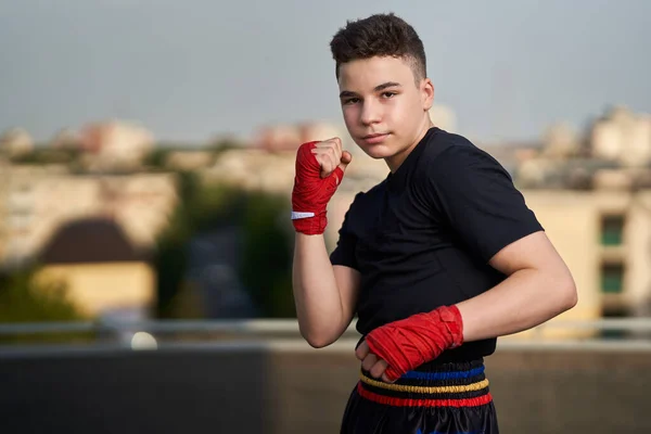 Joven Adolescente Kickboxer Entrenamiento Combate Techo Con Edificios Fondo Guerrero — Foto de Stock