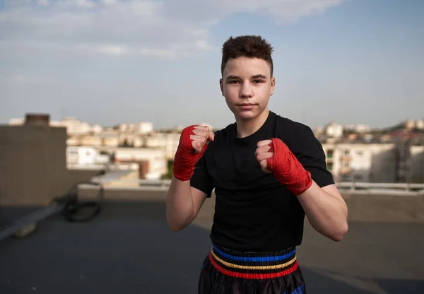 Jonge Tiener Kickboxer Vechter Training Het Dak Met Gebouwen Achtergrond — Stockfoto