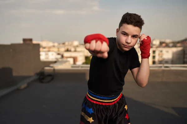 Jonge Tiener Kickboxer Vechter Training Het Dak Met Gebouwen Achtergrond — Stockfoto