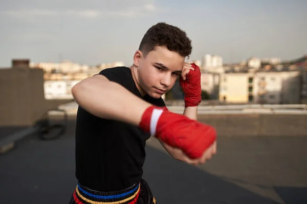 Jonge Tiener Kickboxer Vechter Training Het Dak Met Gebouwen Achtergrond — Stockfoto