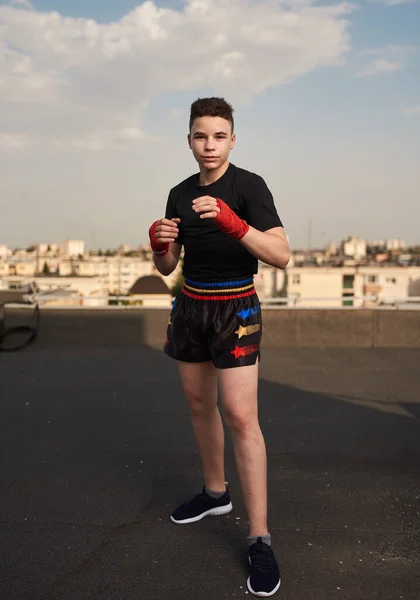 Jeune Boxeur Adolescent Entraînant Sur Toit Avec Des Bâtiments Arrière — Photo