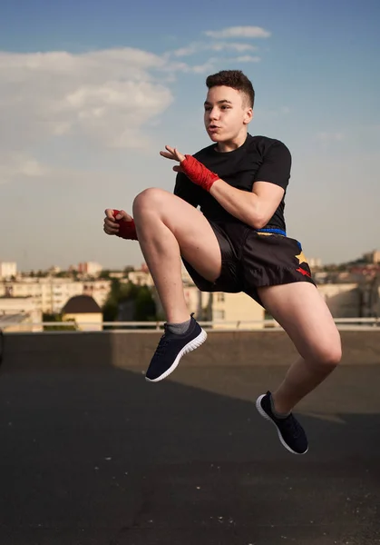 Jonge Tiener Kickboxer Vechter Training Het Dak Met Gebouwen Achtergrond — Stockfoto