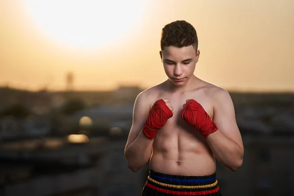 Jonge Tiener Kickboxer Vechter Training Het Dak Met Gebouwen Achtergrond — Stockfoto