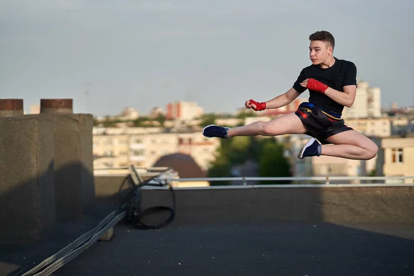 Young Teenage Kickboxer Fighter Training Roof Buildings Background Urban Warrior — Stock Photo, Image