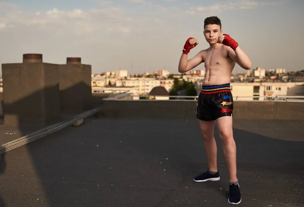 Jonge Tiener Kickboxer Vechter Training Het Dak Met Gebouwen Achtergrond — Stockfoto