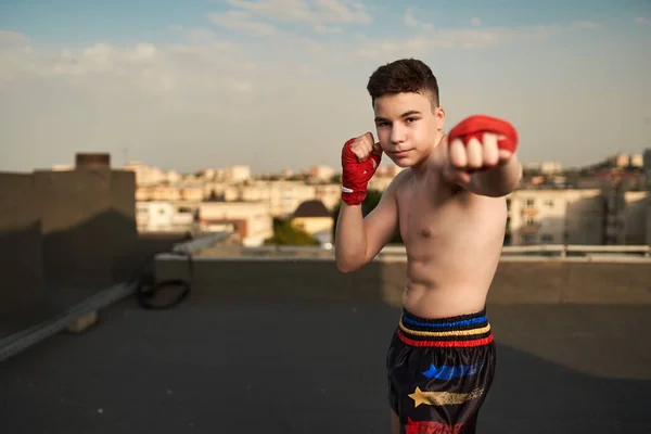 Jonge Tiener Kickboxer Vechter Training Het Dak Met Gebouwen Achtergrond — Stockfoto