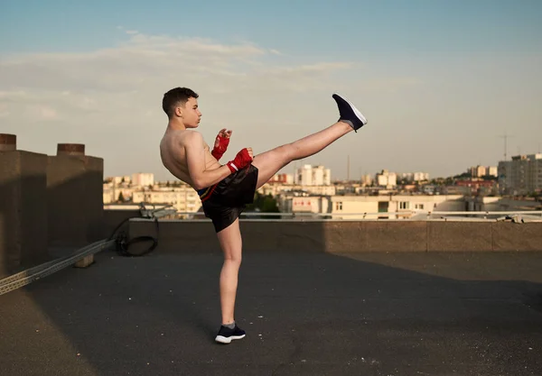 Jovem Lutador Kickboxer Adolescente Treinando Telhado Com Edifícios Segundo Plano — Fotografia de Stock