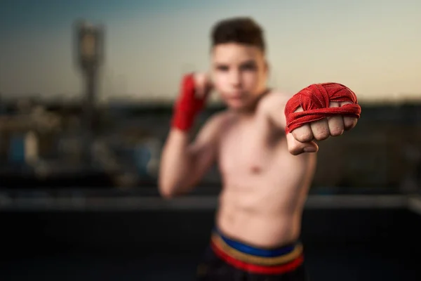 Joven Adolescente Kickboxer Entrenamiento Combate Techo Con Edificios Fondo Guerrero — Foto de Stock