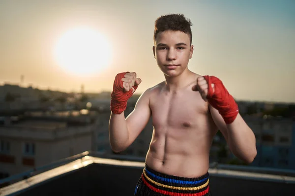 Genç Kickboksör Dövüşçüleri Çatıda Eğitim Görüyor Arka Planda Binalar Şehir — Stok fotoğraf