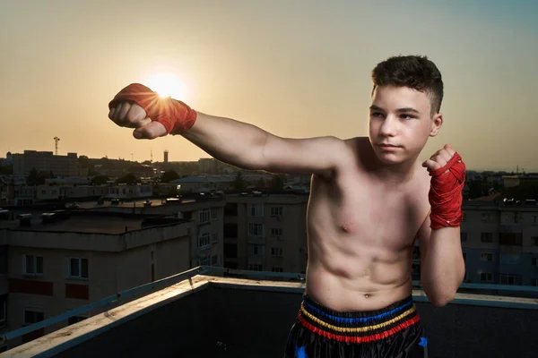 Jonge Tiener Kickboxer Vechter Training Het Dak Met Gebouwen Achtergrond — Stockfoto