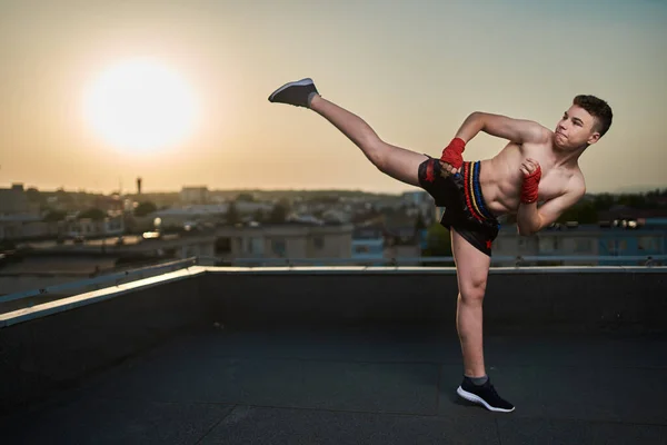 Fiatal Tini Kickboxer Harcos Edzés Tetőn Épületek Háttérben Városi Harcos — Stock Fotó