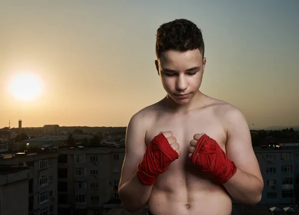 Fiatal Tini Kickboxer Harcos Edzés Tetőn Épületek Háttérben Városi Harcos — Stock Fotó