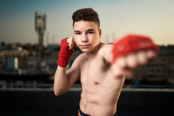 Jonge Tiener Kickboxer Vechter Training Het Dak Met Gebouwen Achtergrond Rechtenvrije Stockafbeeldingen