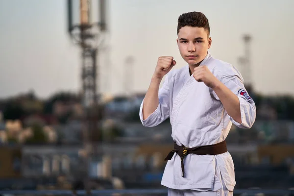 Mladý Dospívající Chlapec Karate Praktik Bílém Kimono Trénink Střeše Vrcholu — Stock fotografie