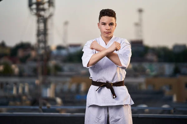 Joven Practicante Karate Adolescente Kimono Blanco Entrenando Azotea Atardecer —  Fotos de Stock