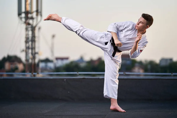 Junge Junge Karate Praktiker Weißen Kimono Training Auf Dem Dach — Stockfoto