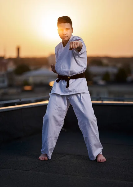 Young Teenage Boy Karate Practitioner White Kimono Training Roof Top — Stock Photo, Image