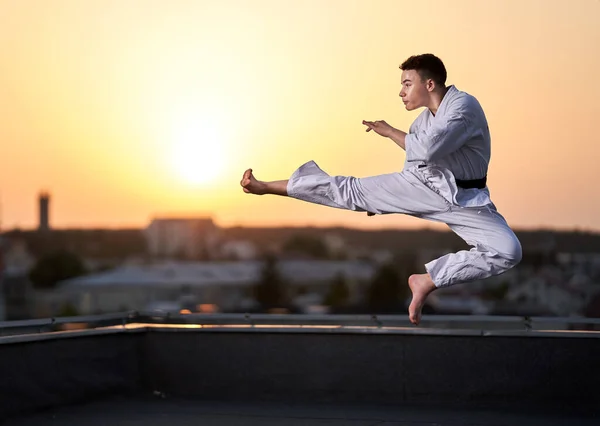 Junge Junge Karate Praktiker Weißen Kimono Training Auf Dem Dach — Stockfoto