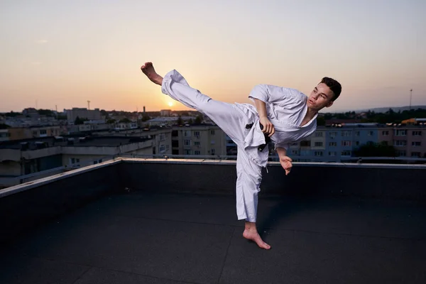 Jonge Tiener Karate Beoefenaar Witte Kimono Training Het Dak Bij — Stockfoto