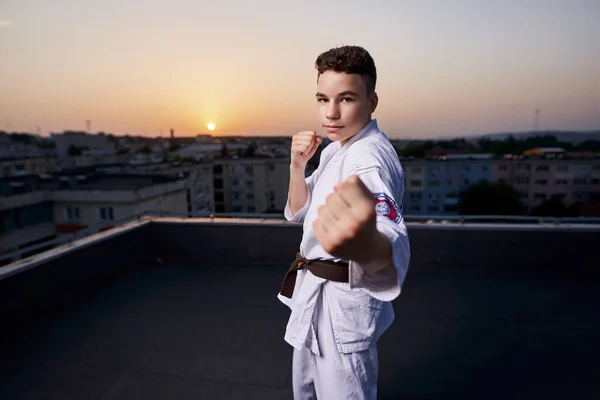 Joven Practicante Karate Adolescente Kimono Blanco Entrenando Azotea Atardecer —  Fotos de Stock