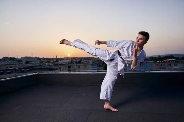 Ung Tonåring Pojke Karate Utövare Vit Kimono Utbildning Taket Toppen — Stockfoto