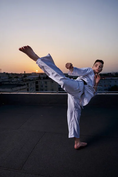 Joven Practicante Karate Adolescente Kimono Blanco Entrenando Azotea Atardecer —  Fotos de Stock