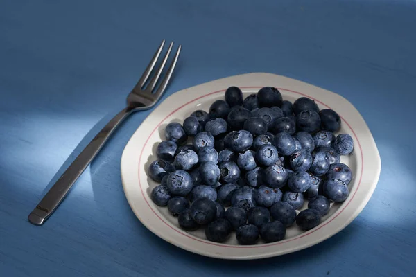 Blueberries Plate Wooden Board Closeup — Stock Photo, Image