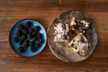 Tahtada böğürtlenli turtayla kahvaltı
