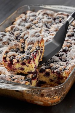 Tepside böğürtlenli ve şekerli yumuşak kek.