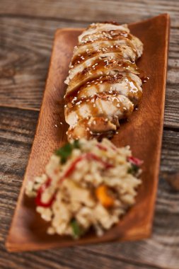 Teriyaki tavuk göğsü fileto ile kızarmış pirinç ve sebze.