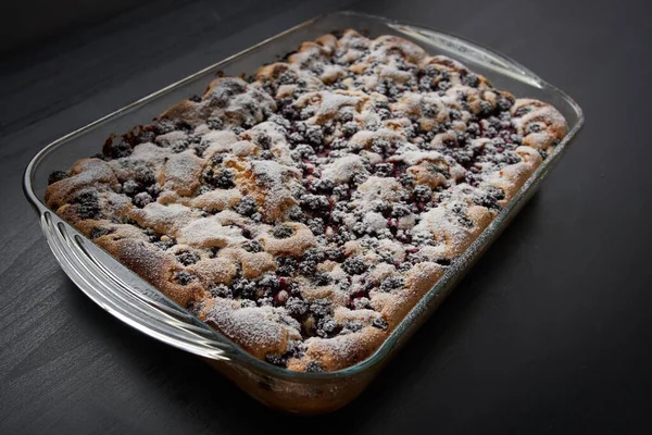 Gâteau Moelleux Avec Mûres Sucre Sur Dessus Dans Plateau — Photo