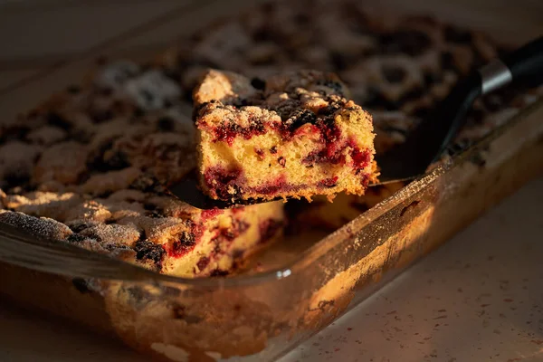 Torta Esponjosa Con Moras Azúcar Encima Bandeja —  Fotos de Stock