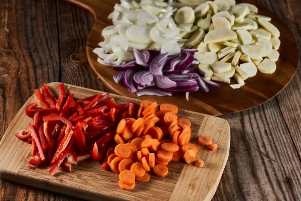 Variedade Legumes Picados Uma Tábua Madeira — Fotografia de Stock