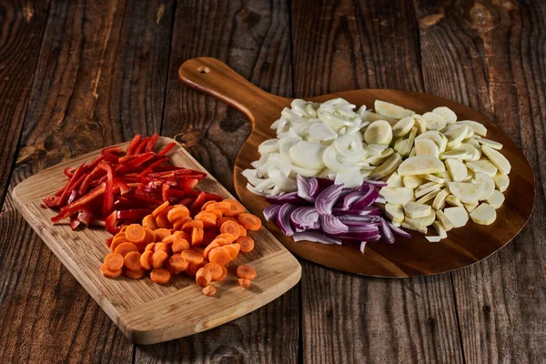 Variedade Legumes Picados Uma Tábua Madeira — Fotografia de Stock