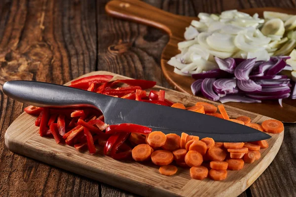 Verscheidenheid Van Gehakte Groenten Een Houten Plank — Stockfoto