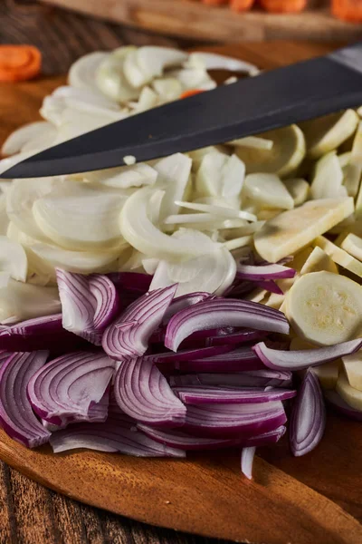 Cebollas Rojas Blancas Otras Verduras Una Tabla Picadora Recién Picadas —  Fotos de Stock