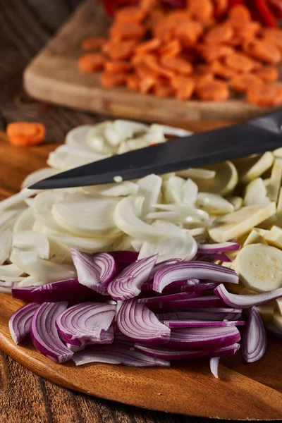 Red White Onions Other Vegetables Chopping Board Freshly Chopped — Stock Photo, Image