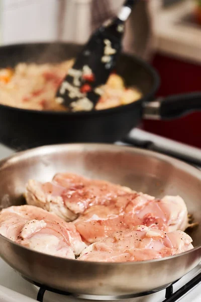 Peitos Frango Queimando Uma Panela Aço Inoxidável Fogão — Fotografia de Stock